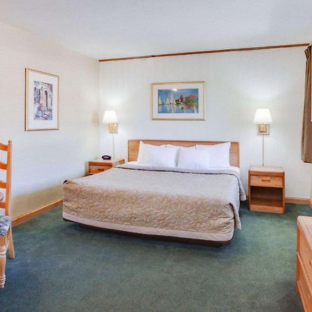 Super 8 Beachfront By Wyndham Mackinaw City, Mi Eksteriør billede