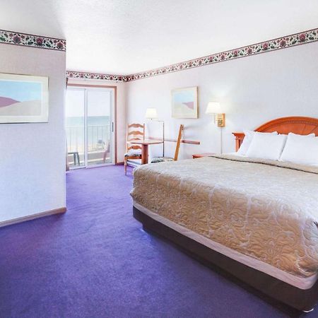 Super 8 Beachfront By Wyndham Mackinaw City, Mi Eksteriør billede