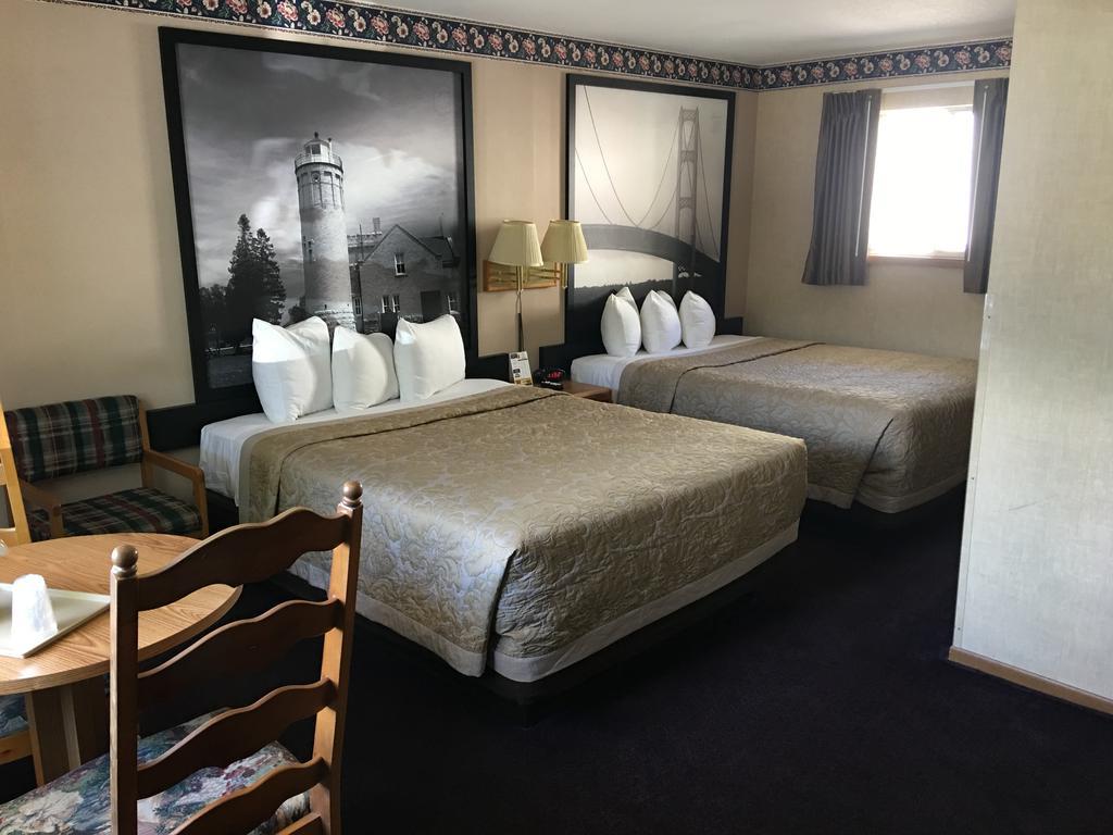 Super 8 Beachfront By Wyndham Mackinaw City, Mi Eksteriør billede