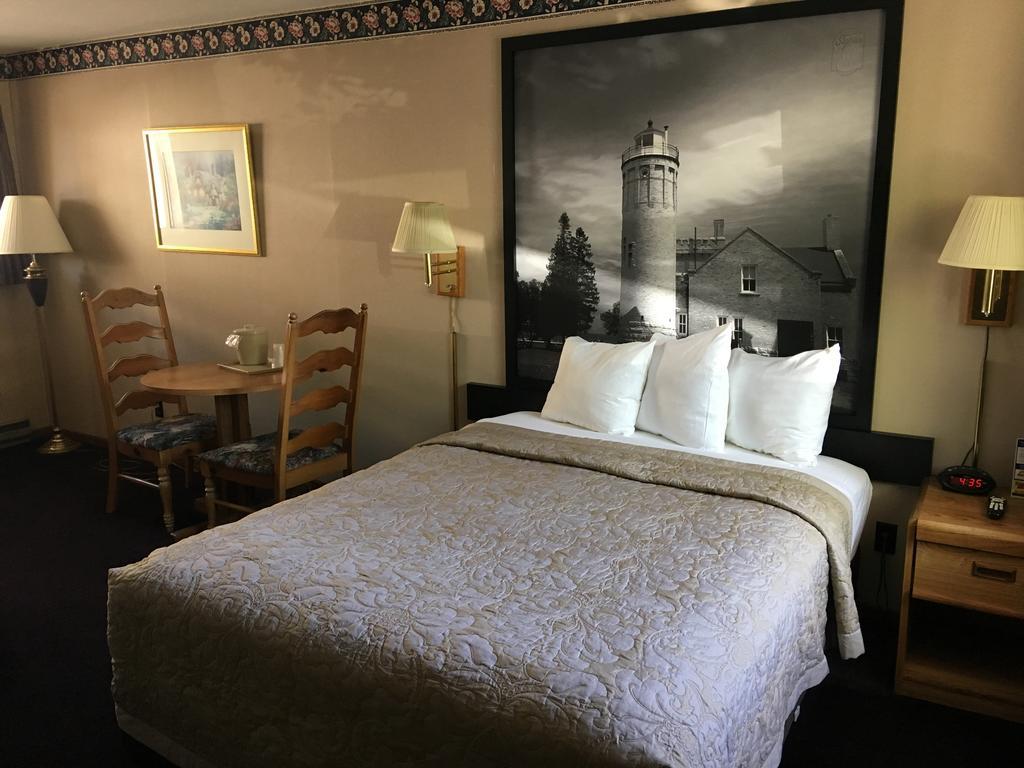 Super 8 Beachfront By Wyndham Mackinaw City, Mi Eksteriør billede