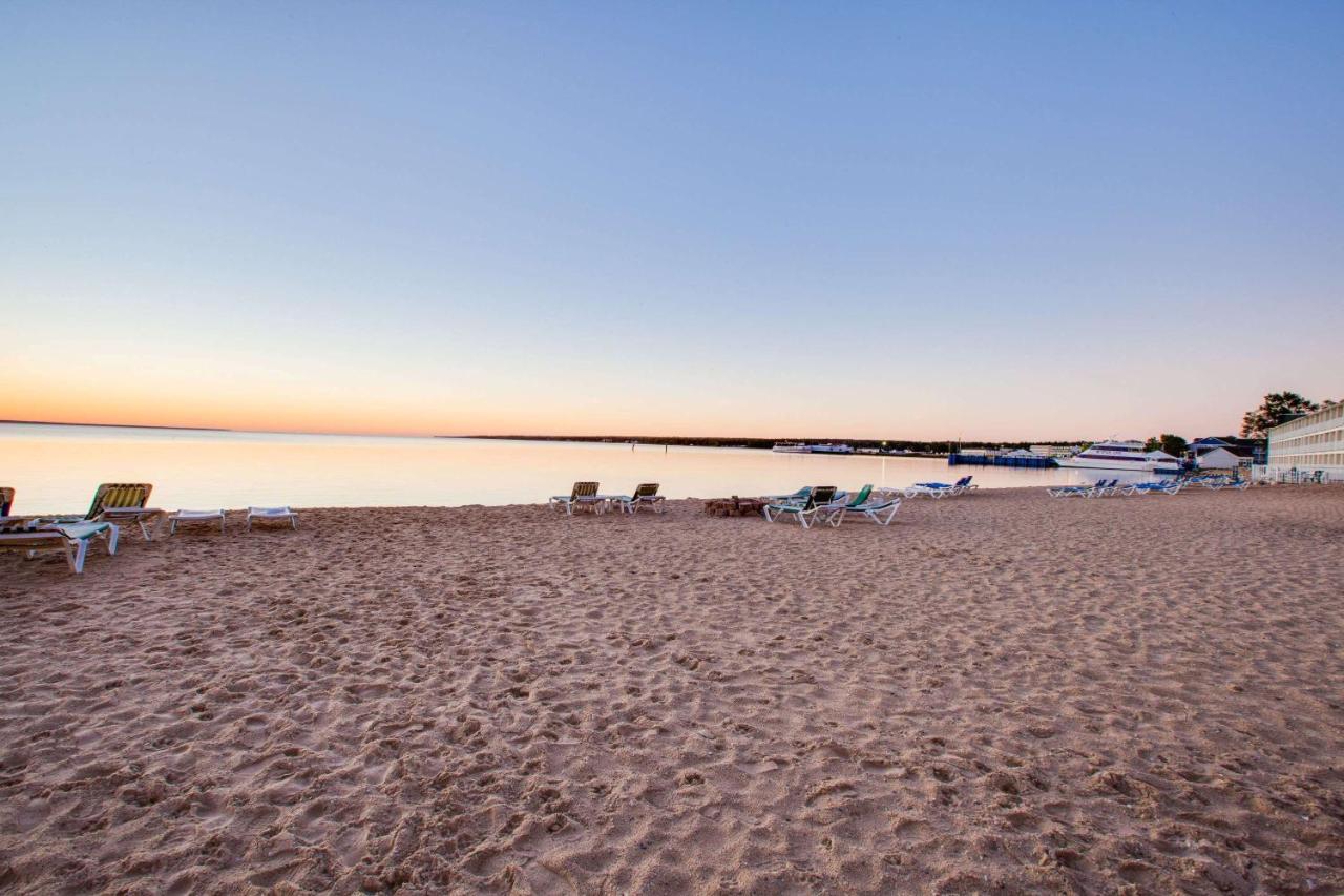 Super 8 Beachfront By Wyndham Mackinaw City, Mi Eksteriør billede