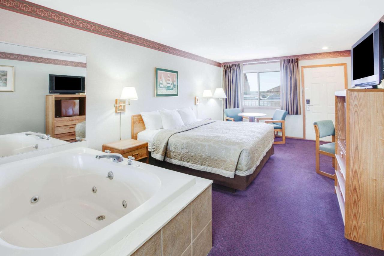 Super 8 Beachfront By Wyndham Mackinaw City, Mi Eksteriør billede