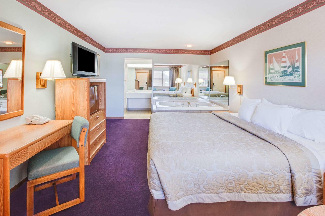 Super 8 Beachfront By Wyndham Mackinaw City, Mi Eksteriør billede