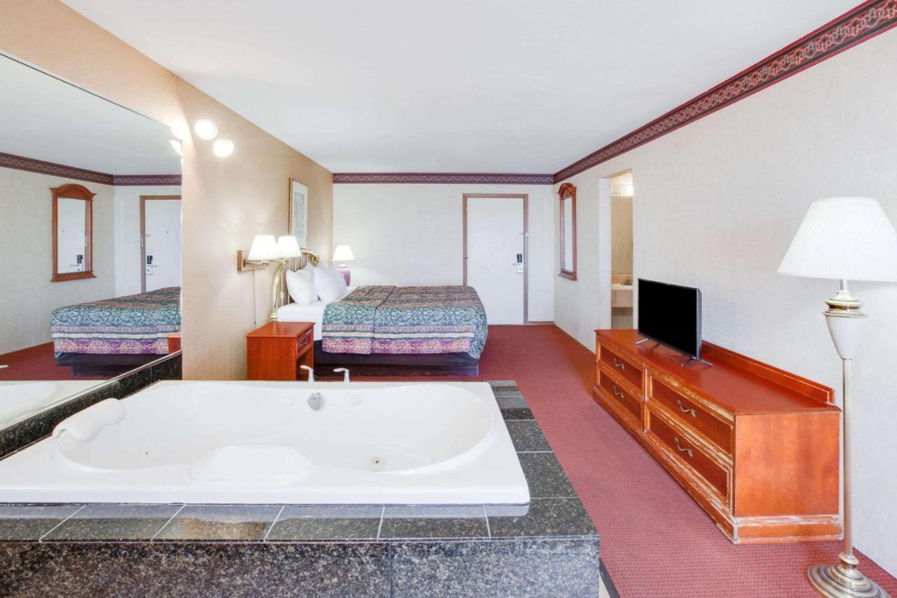 Super 8 Beachfront By Wyndham Mackinaw City, Mi Eksteriør billede
