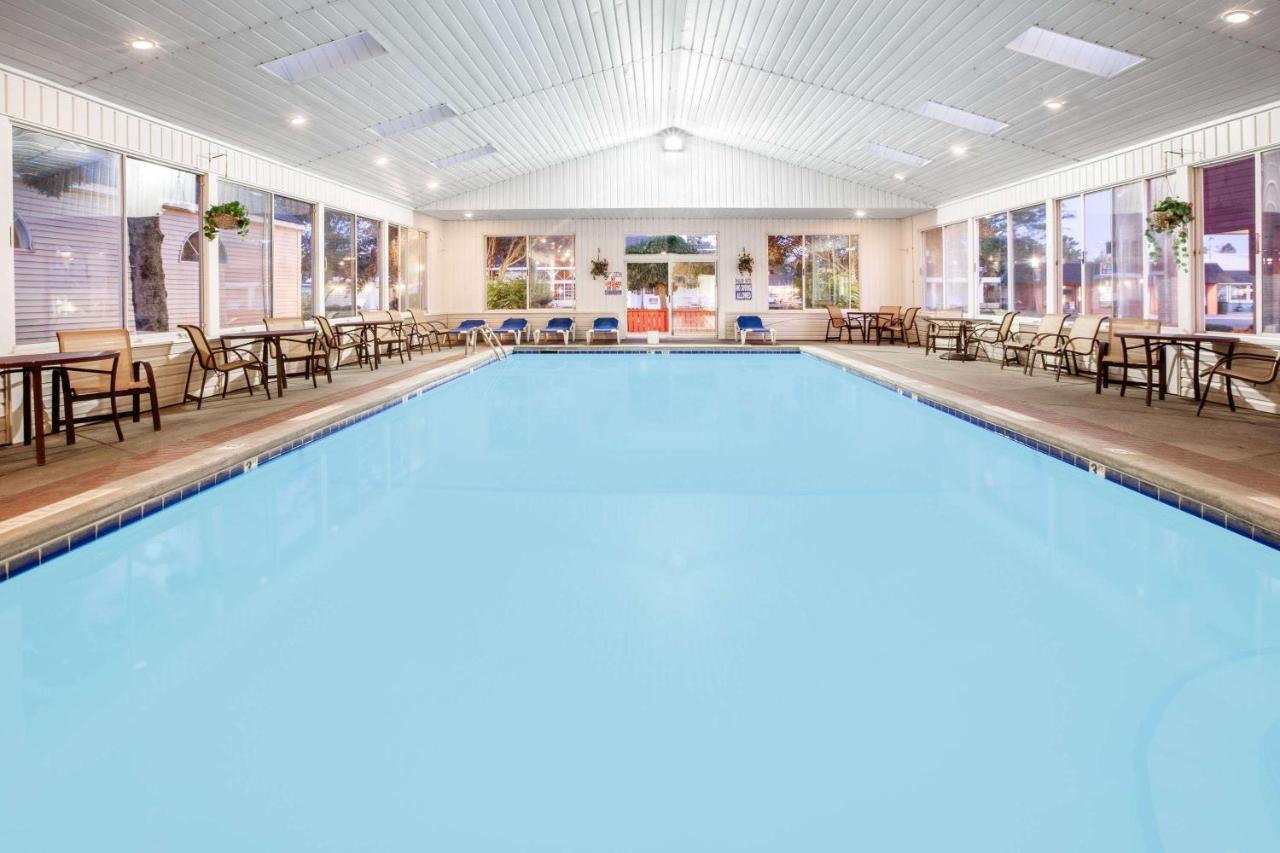 Super 8 Beachfront By Wyndham Mackinaw City, Mi Eksteriør billede