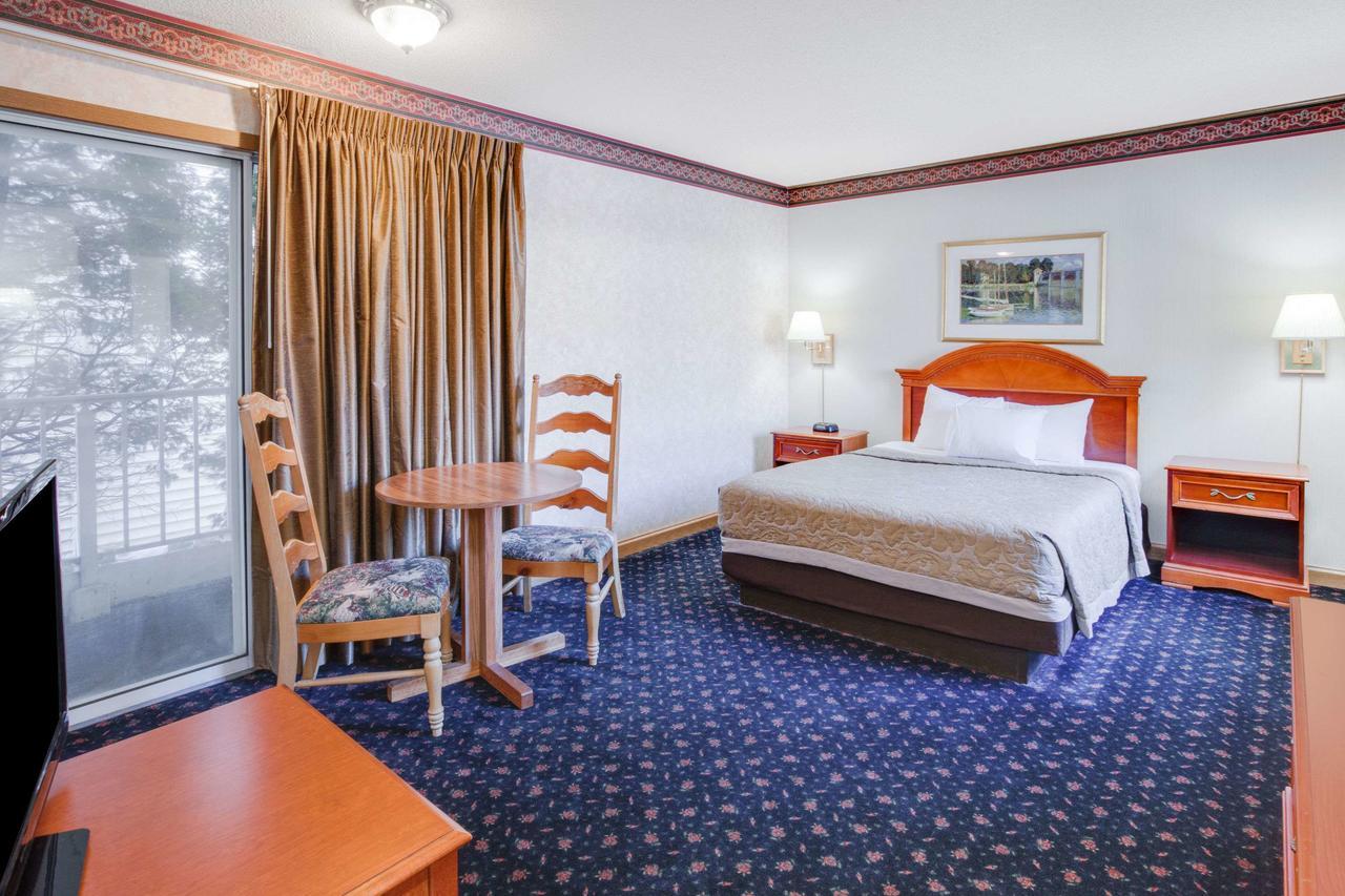 Super 8 Beachfront By Wyndham Mackinaw City, Mi Eksteriør billede