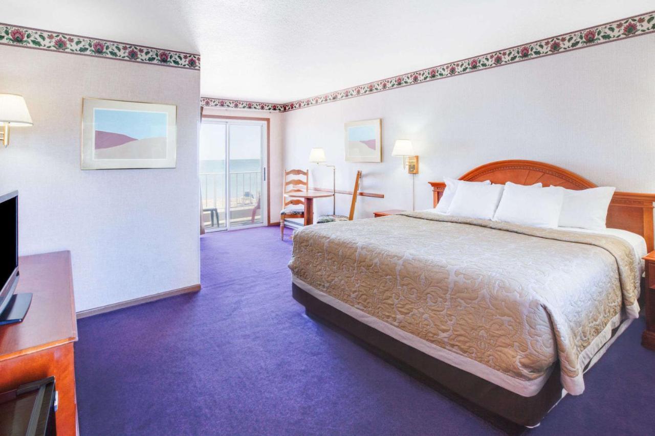 Super 8 Beachfront By Wyndham Mackinaw City, Mi Eksteriør billede